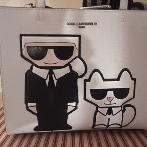 Karl Lagerfeld with Choupette bag